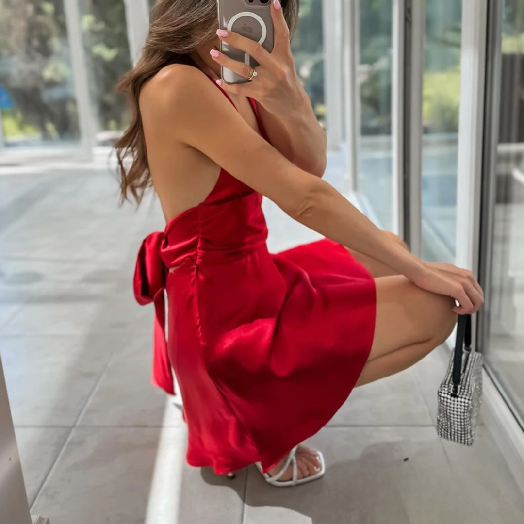 Vestido de Cetim Vermelho Halter Elegante