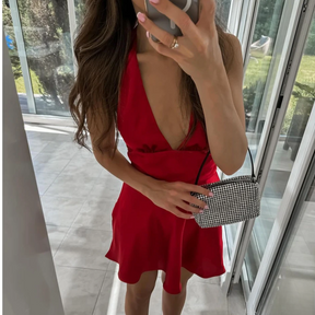 Vestido de Cetim Vermelho Halter Elegante