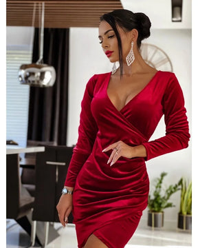 Vestido Vermelho Envoltório com Decote V Profundo