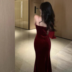 Vestido Midi de Veludo Vermelho com Fenda e Alça Espaguete