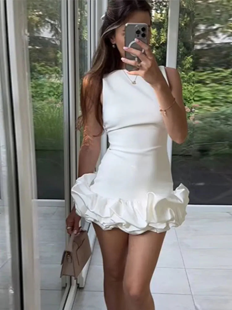 Vestido Branco Plissado com Ruffles Elegante