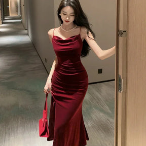 Vestido Midi de Veludo Vermelho com Fenda e Alça Espaguete